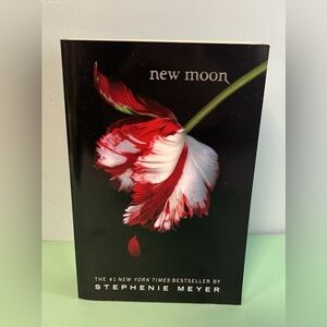 The Twilight Saga New Moon Book, Author Stephenie Meyer, Romantic Fantasy Novel